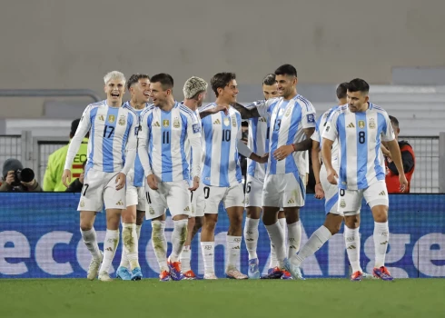 Argentīnas futbolisti priecājas par vārtu guvumu.