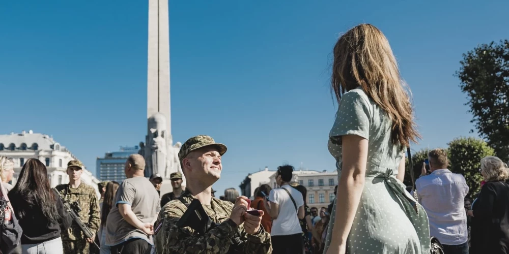 Pēc zvēresta nodošanas jaunais karavīrs nometās uz viena ceļa savas mīļotās meitenes priekšā.