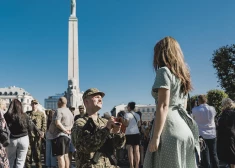 Pēc zvēresta nodošanas jaunais karavīrs nometās uz viena ceļa savas mīļotās meitenes priekšā.