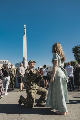 Pēc zvēresta nodošanas jaunais karavīrs nometās uz viena ceļa savas mīļotās meitenes priekšā.