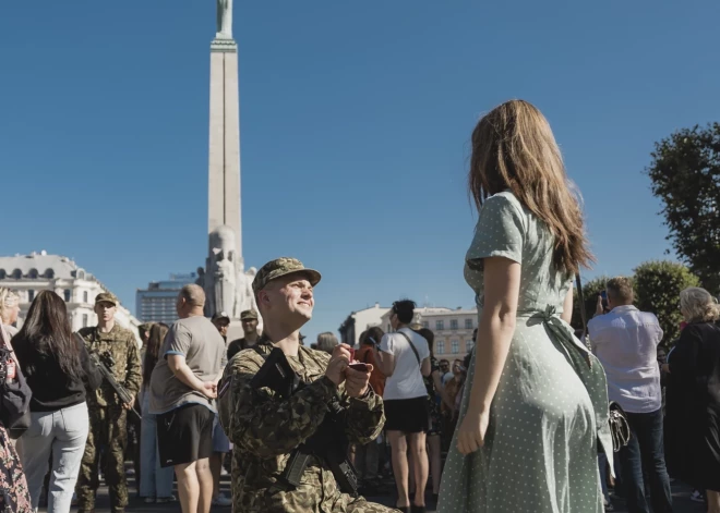 Pie Brīvības pieminekļa piektdien, 6. septembrī, zvērestu deva 435 valsts aizsardzības dienesta un 32 profesionālā dienesta karavīri.