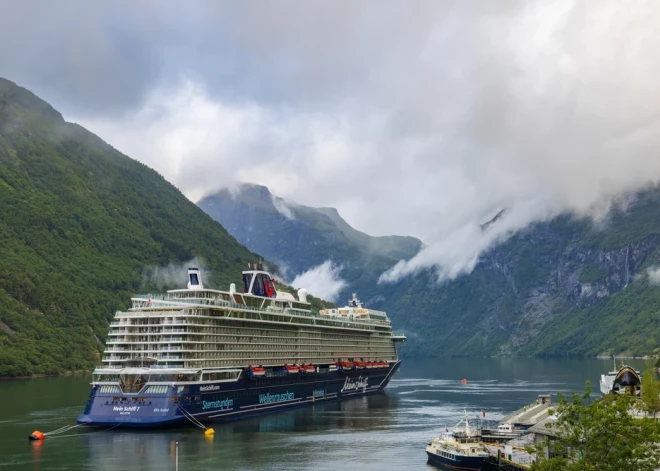 В Рижский порт впервые зайдет только что построенный круизный лайнер Mein Schiff 7. Его длина - 316 метров!