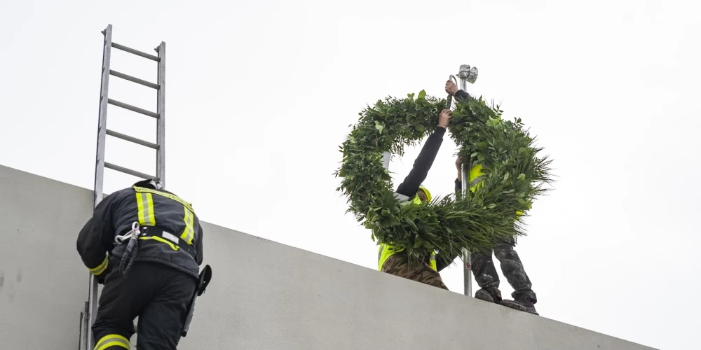 Pērn oktobrī VUGD depo jaunbūvē Iecavā svinēja spāru svētkus, bet ugunsdzēsēji joprojām gaida aizsargdrēbju skapjus.