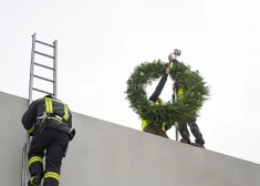 Pērn oktobrī VUGD depo jaunbūvē Iecavā svinēja spāru svētkus, bet ugunsdzēsēji joprojām gaida aizsargdrēbju skapjus.