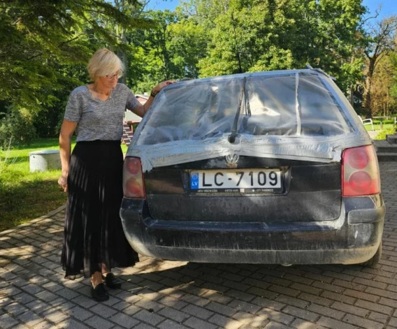Augusta vidū, braucot pa Ziemupes redelēm, pretimbraucoša baļķvedēja uzmesti akmeņi Birutas Teides auto izsita lukturi un aizmugurējo logu.