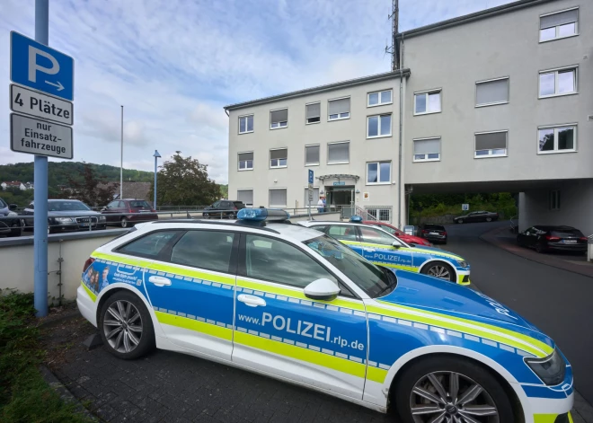 Vācijā policijas iecirknī ielaužas vīrietis ar mačeti