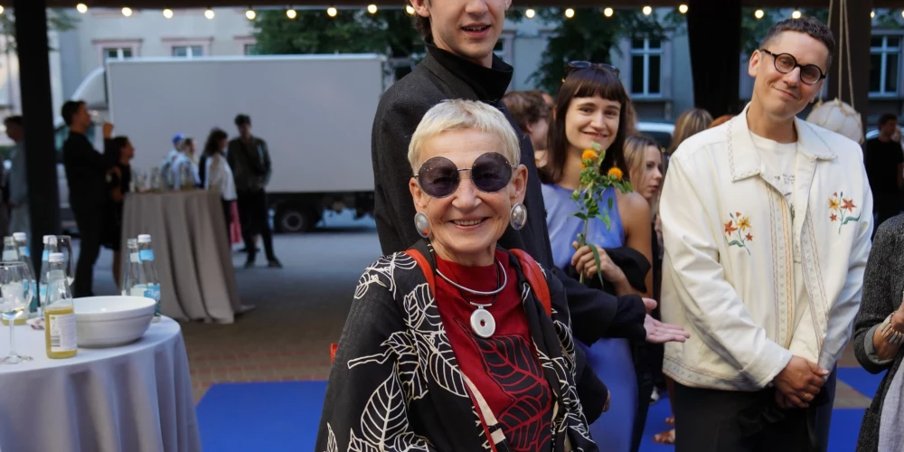 Pēc animācijas filmas "Straume" pirmizrādes kultūras aprindu ļaudis, pamanījuši Zaigu Gaili ar ieģipsētu roku, steidza viņu samīļot un noskaidrot, kas noticis.