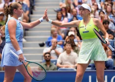 Ostapenko un Kičenoka triumfē ASV atklātā čempionāta dubultspēļu finālā