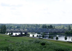 Dzelzceļa tilta krāsošana Jelgavā turpinās: kad darbi tiks pabeigti?