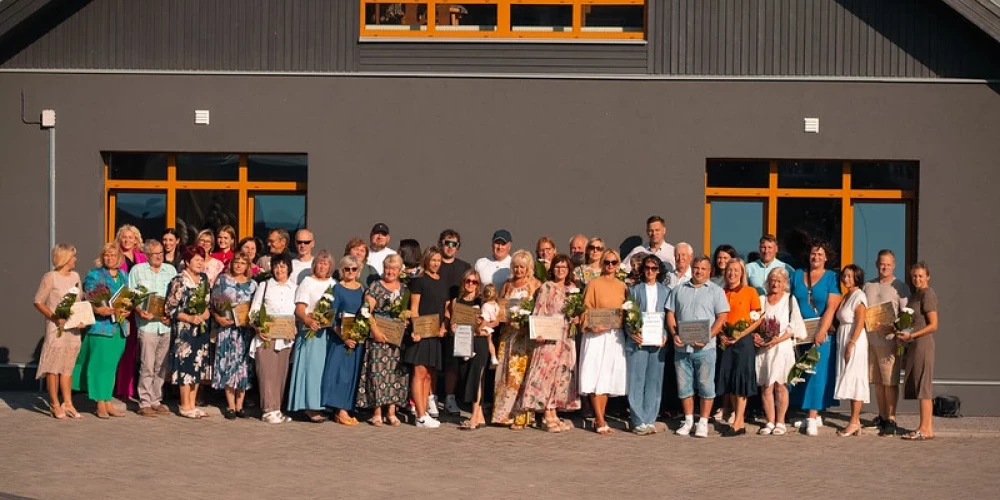 “Dārzu pērles Smiltenes novadā 2024” laureāti – 24 skaistu un sakoptu īpašumu īpašnieki.