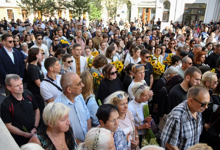 Jaroslava Bazeļeviča sievas un meitu bēru ceremonijā piedalījās daudz cilvēku.