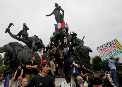 Francijā kreisie protestē pret Barnjē iecelšanu premjera amatā.