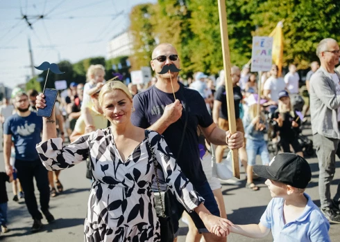 Vairāki simti cilvēku Rīgā dodas krāšņā Tēva dienas gājienā.