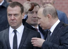 Dmitrijs Medvedevs ar Vladimiru Putinu (foto: Scanpix / Reuters)