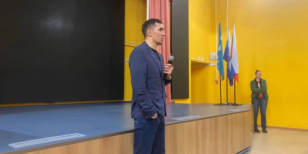 Ģimenes slepkava Artjoms Diļmuradovs skolā stāsta bērniem par ģimenes vērtībām (ekrānizņēmums no "X")