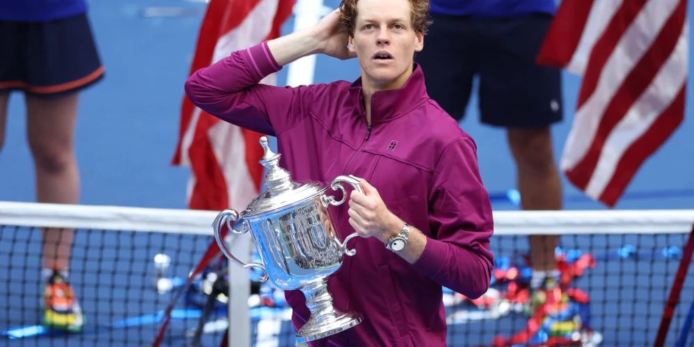 Janiks Siners ar "US Open" trofeju