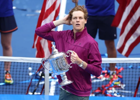 Janiks Siners ar "US Open" trofeju