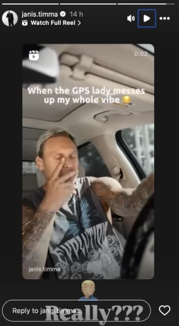 Jānis Timma automašīnā dzied.