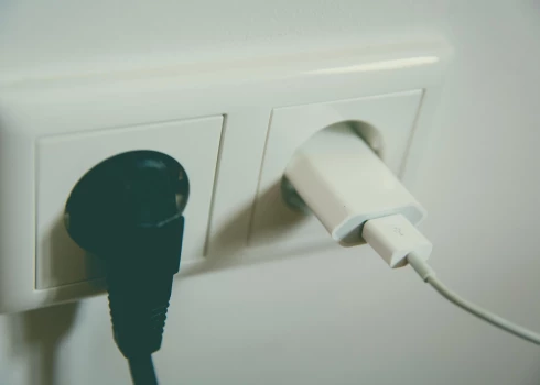 "Sadales tīkla" pārstāvji atgādina, ka sadzīvē ir būtiski pievērst uzmanību elektrodrošībai ik uz soļa, jo drošības pamatnoteikumu neievērošana neveiksmīgas apstākļu sakritības rezultātā var maksāt arī dzīvību.