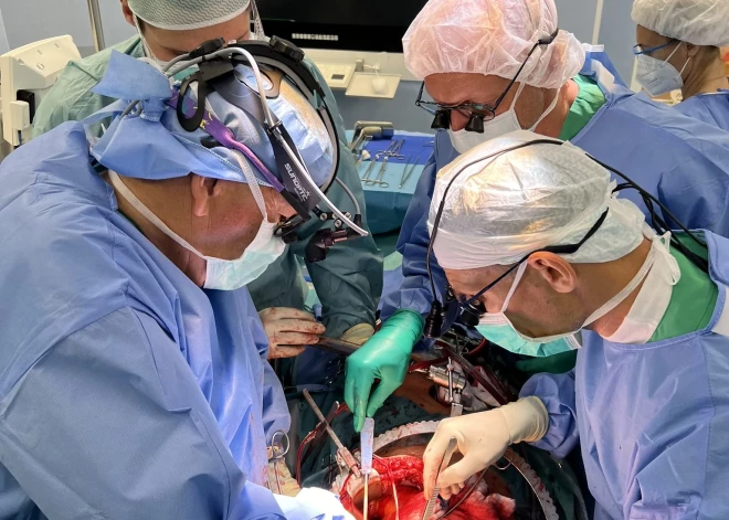 Unikālais šajā operācijā ir ne tikai tās tehniskais sarežģītums, bet arī fakts, ka pacientam jau iepriekš bija veiktas vairākas ķirurģiskas operācijas.