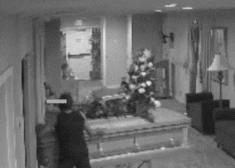 Sieviete nozog zārku ar nelaiķi (ekrānuzņēmums no "X")