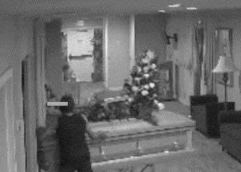 Sieviete nozog zārku ar nelaiķi (ekrānuzņēmums no "X")