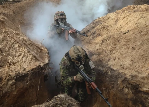 Krievijas iebrucēji pret Ukrainas militārpersonām izmanto ķīmisko munīciju.