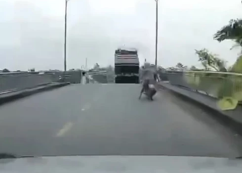 Vjetnamā sabrūk tilts un automašīnas gāzas upē (ekrānuzņēmums no video)