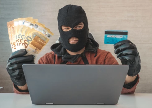 Ik mēnesi kiberkrāpnieki no Latvijas iedzīvotāju bankas kontiem nozog simtiem tūkstošu eiro.