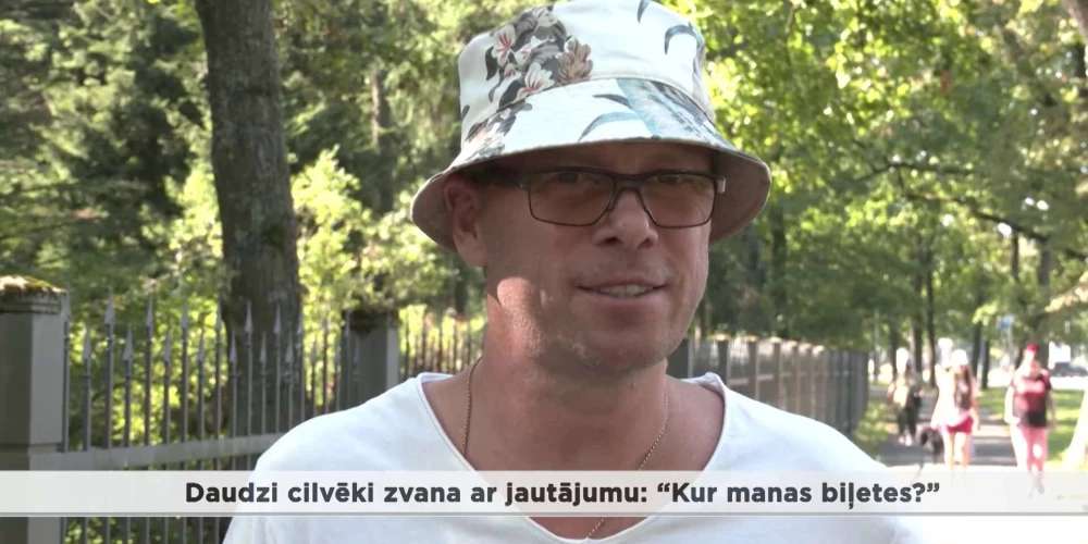 Дмитрий что-то нажал - и все исчезло.