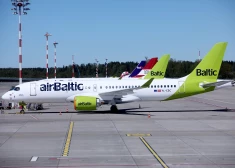  "airBaltic" lidmašīna.