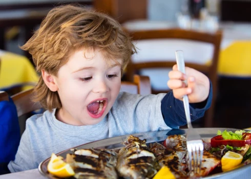 Деткам с СДВГ учиться и концентрироваться действительно сложно и помочь справиться с этой проблемой может соблюдение принципов правильного питания. 