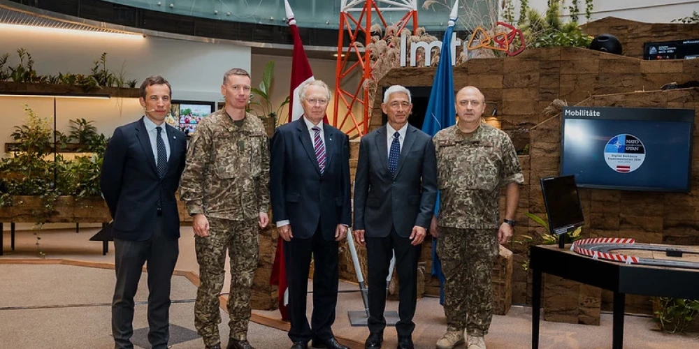 Aizsardzības ministrijas valsts sekretāra vietnieks nodrošinājuma jautājumos ģenerālmajors  Andis Dilāns, NATO Sabiedroto Transformācijas pavēlniecības eksperts, projekta vadītājs Vorens Lovs (Warren Low), Zemessardzes komandieris brigādes ģenerālis Kaspars Pudāns, “LMT” prezidents Juris Binde un “LMT” viceprezidents Ingmārs Pūķis piedalās preses brīfingā par aizsardzības inovāciju izmēģinājuma – digitālā mugurkaula eksperimentu DiBaX, ko NATO sadarbībā ar Aizsardzības ministriju, Nacionālajiem bruņotajiem spēkiem un mobilo sakaru operatoru “LMT” veiks oktobra beigās 5G testa vidē militārajā bāzē “Ādaži”.