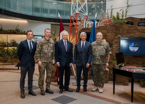 Aizsardzības ministrijas valsts sekretāra vietnieks nodrošinājuma jautājumos ģenerālmajors  Andis Dilāns, NATO Sabiedroto Transformācijas pavēlniecības eksperts, projekta vadītājs Vorens Lovs (Warren Low), Zemessardzes komandieris brigādes ģenerālis Kaspars Pudāns, “LMT” prezidents Juris Binde un “LMT” viceprezidents Ingmārs Pūķis piedalās preses brīfingā par aizsardzības inovāciju izmēģinājuma – digitālā mugurkaula eksperimentu DiBaX, ko NATO sadarbībā ar Aizsardzības ministriju, Nacionālajiem bruņotajiem spēkiem un mobilo sakaru operatoru “LMT” veiks oktobra beigās 5G testa vidē militārajā bāzē “Ādaži”.