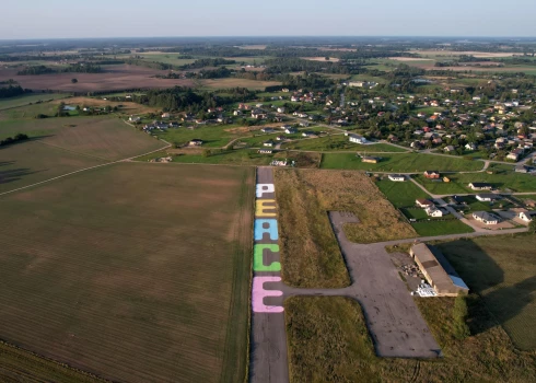 Talsos uzkrāsots lielākais “PEACE” uzraksts pasaulē (publicitātes foto)