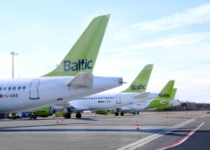 Lidsabiedrības "airBaltic" lidmašīna starptautiskajā lidostā "Rīga".
