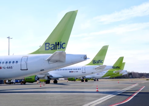 Lidsabiedrības "airBaltic" lidmašīna starptautiskajā lidostā "Rīga".