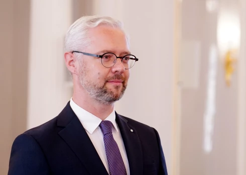 Latvijas vēstnieks pastāvīgajā pārstāvniecībā ANO, EDSO un citās starptautiskajās organizācijās Vīnē Raimonds Oškalns. 