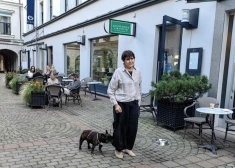 Velta Puriņa labprāt izpalīdz meitai Ivetai, prombūtnes laikā uzņemoties rūpes par viņas astoņgadīgo suni Čeisu.