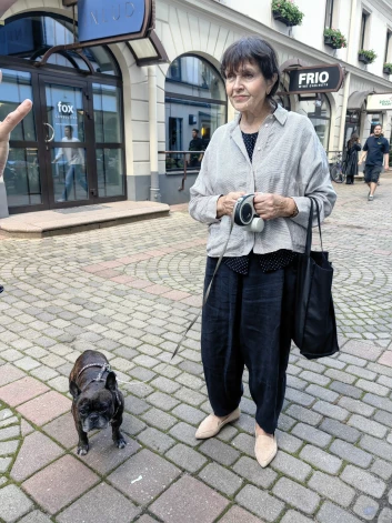 Puriņa labprāt izpalīdz meitai Ivetai, prombūtnes laikā uzņemoties rūpes par viņas astoņgadīgo suni Čeisu.