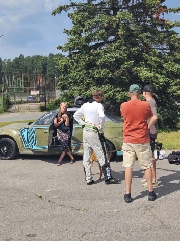 Pirms brauciena aktieris pārģērbās speciālā rallijkrosa braucēja ekipējumā, kurā ietilpst gan ķivere, gan spranda sargs.