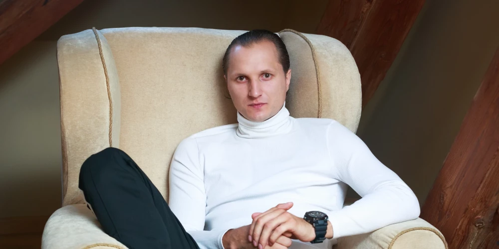 Niklāva autovadītāja stāžs ir vairāk nekā desmit gadu. Ikdienā aktieris pārvietojas ar "BMW" un esot “gandrīz kārtīgs” autobraucējs, kas pie stūres nelamājas un citus šoferus pieklājīgi palaiž.