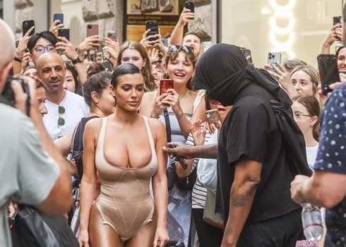 Uz Kanjes Vesta fona Melburnā dzimušās Bjankas riskantais vizuālais tēls vēl vairāk šokēja apkārtējos. Kamēr viņa gāja teju puskaila, vien melnā ādas mētelī uz kailas miesas, reperis bija tērpies sev ierastajā tēlā, viss melnā – pilnībā apsedzis augumu un galvā turklāt uzlicis vēl masku.