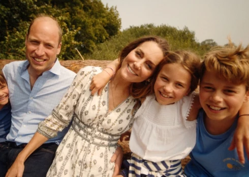 Princis Viljams un princese Ketrīna kopā ar saviem bērniem.