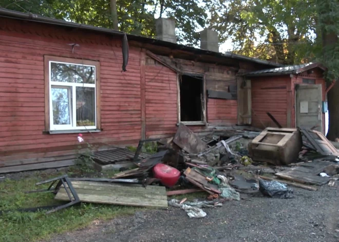 "Все бы оказались на улице и ночевали под открытым небом..." В Пардаугаве пожар унес жизнь 77-летнего мужчины