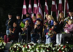 FOTO: ar siltiem sveicieniem un emocionālām runām pie Brīvības pieminekļa sveic mūsu paraolimpiskos varoņus