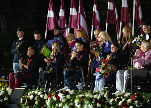 Paraolimpiešu sagaidīšana un sveikšana pie Brīvības pieminekļa.