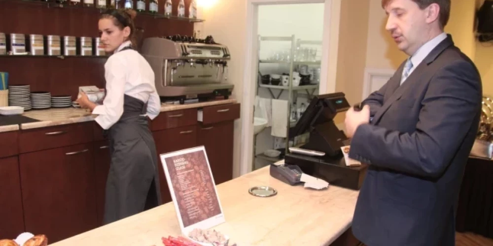 Снимок был сделан в кафе Сейма еще в 2012 году. У кассы - депутат от партии "Согласие" Андрей Клементьев.