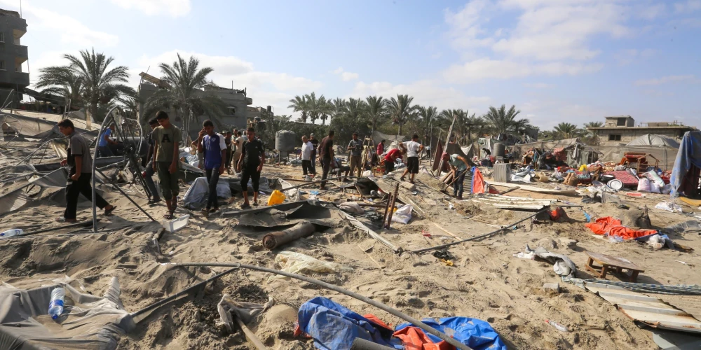 Izraēlas Gaisa spēki otrdien paziņoja, ka ir devuši triecienus palestīniešu teroristu organizācijas "Hamas" komandcentram, kas bija ierīkots Gazas joslas dienvidu pilsētas Hānjūnisas humānajā zonā.