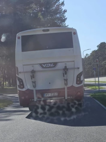 Ādažnieki pamanījušies nofotografēt autobusu ar leģendāro vadītāju pēc tam, kad no tā veiksmīgi izkāpuši.